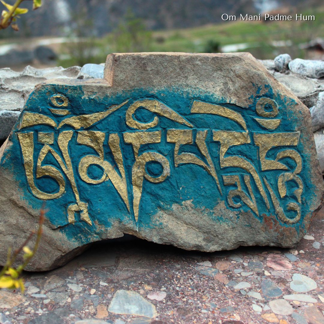 Mantra Om Mani Padme Hum pintado en una roca