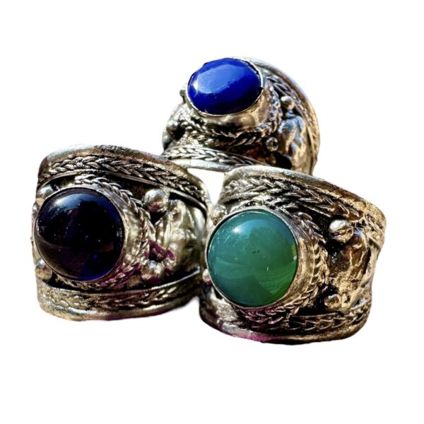 imagen de tres Anillos Tibetanos Dorje Grabado con piedra preciosa en fondo blanco