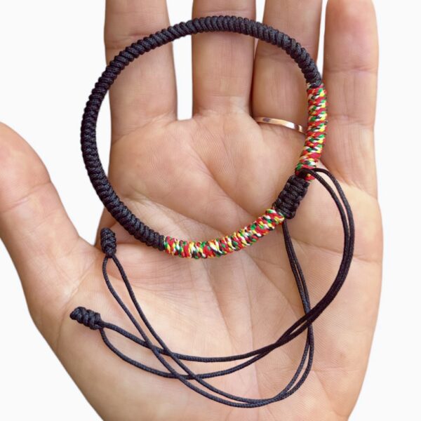 Pulsera Negra para Suerte y Protección sobre una mano