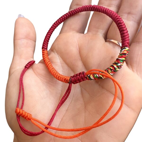 Pulsera Naranja para Suerte y Protección sobre una mano