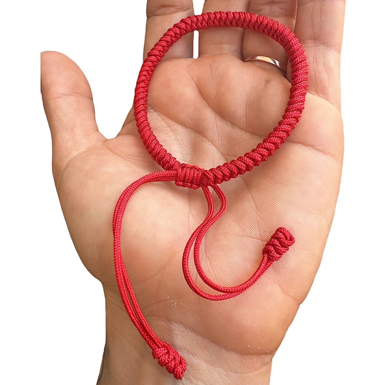 Pulsera roja para Suerte y Protección sobre una mano