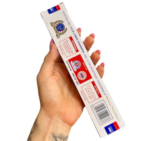 se muestra el reverso de la caja del incienso nag champa