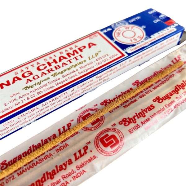 se muestra a detalle la caj de incienso nag champa y una varita de incienso