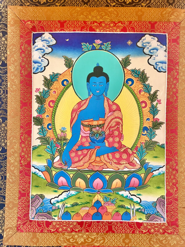 Thangka Buda Medicinal Brocado 56x82cm con Madera con fondo blanco