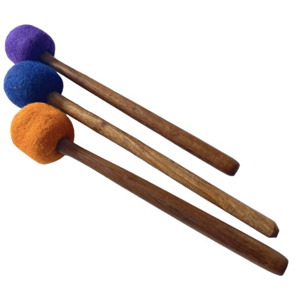 3 Baquetas para Cuenco y Gong de 25cm con cubierta de color naranja, azul y morado en la cabeza de la baqueta.