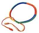 Pulsera Tibetana de Cuerda de colores combinados: amarillo, rojo, azul, verde. Sobre fondo blanco