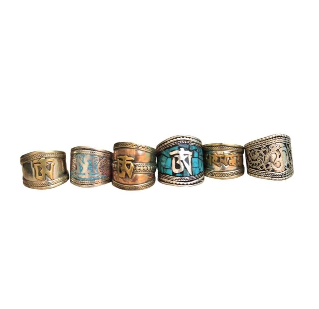 variedad de anillos tibetanos en fondo blanco