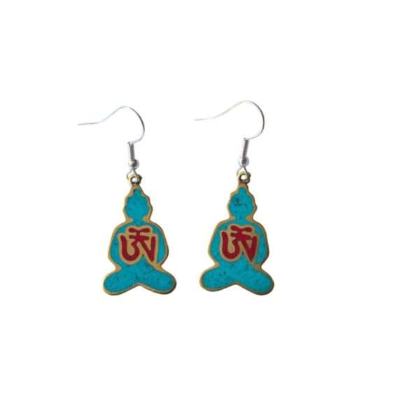 aretes budha om mantra, forma de buda en color turquesa con el símbolo om en el centro en color rojo