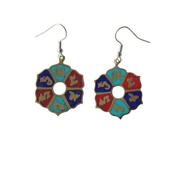 Aretes mantra om mani padme hum dividido en tre colores turquesa, rojo y azul, en fondo blanco