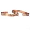 brazaletes uno sobre otro mostrando el frente y revés de este brazalete de cobre