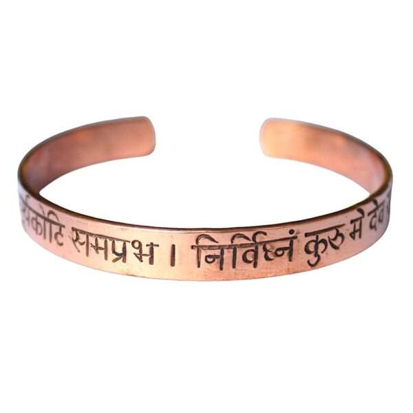 vista frontal del brazalete con el mantra shree ganesha